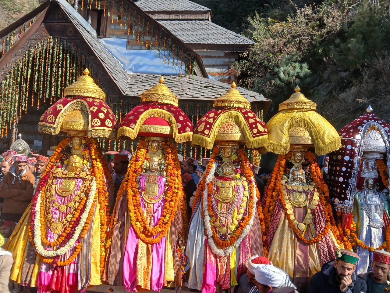 पीएनएन ब्रेकिंग — गांव-गांव में फूलों की बारिश व आतिशबाजियों से सृष्टि के रचयिता देव श्रीबड़ा छंमाहू का हो रहा भव्य स्वागत